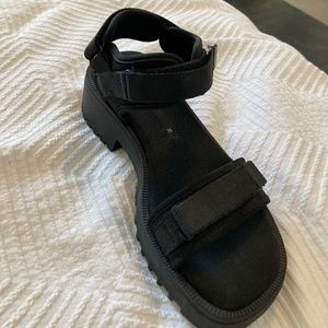 WOMENS ZARA CHUNKY BLACK SANDALS IN GREAT CONDITION! SIZE 6!!!